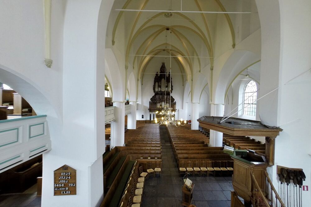 De Grote Kerk van Nijkerk met haar hoge toren tegen een blauwe lucht