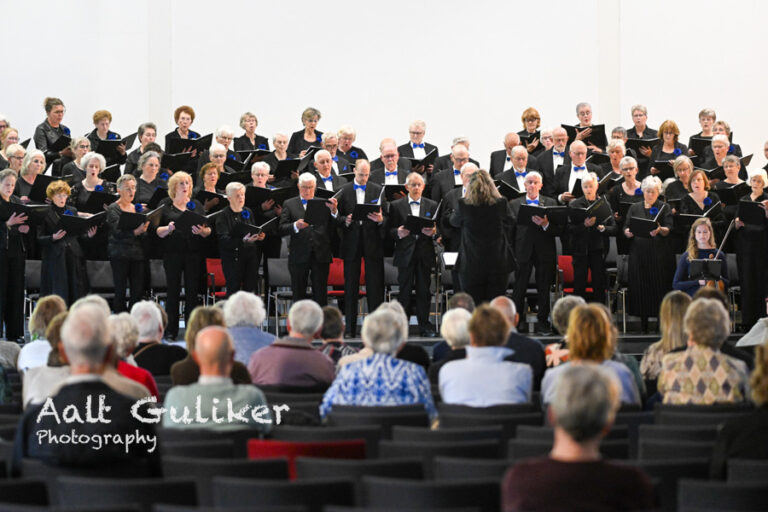 Seniorendienst in Kruiskerk met medewerking van koor Excelsior — lezing in Nijkerk