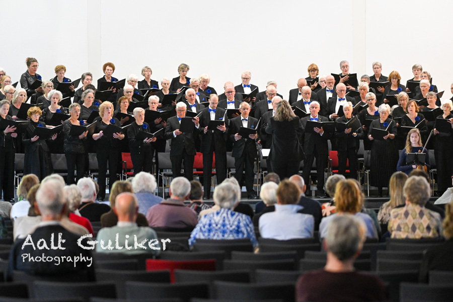 Seniorendienst in Kruiskerk met medewerking van koor Excelsior in Nijkerk